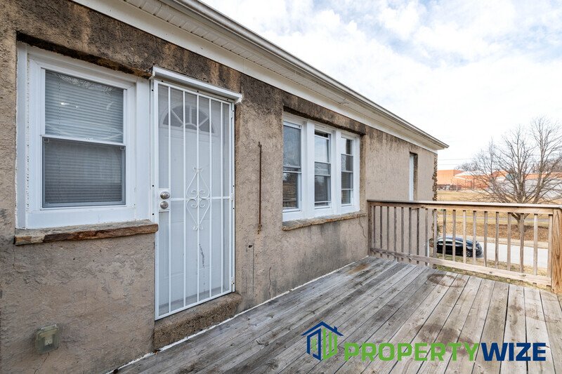 Lovely 3 Bedroom, 1.5 Baths, Two level Villa with all the bells and whistles: property image